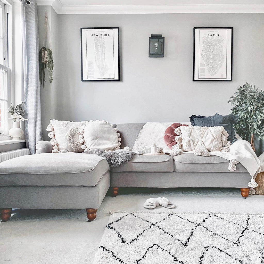 What color rug makes a room look bigger?