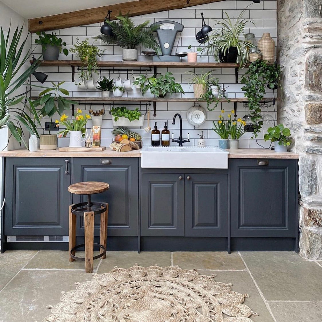 What does a round rug do to a room?