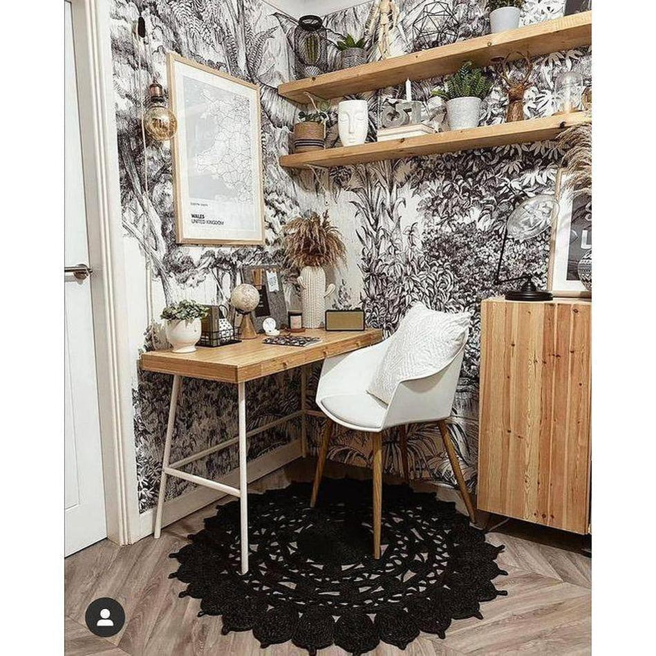 Can you Put a Round Rug Under a Square Table?