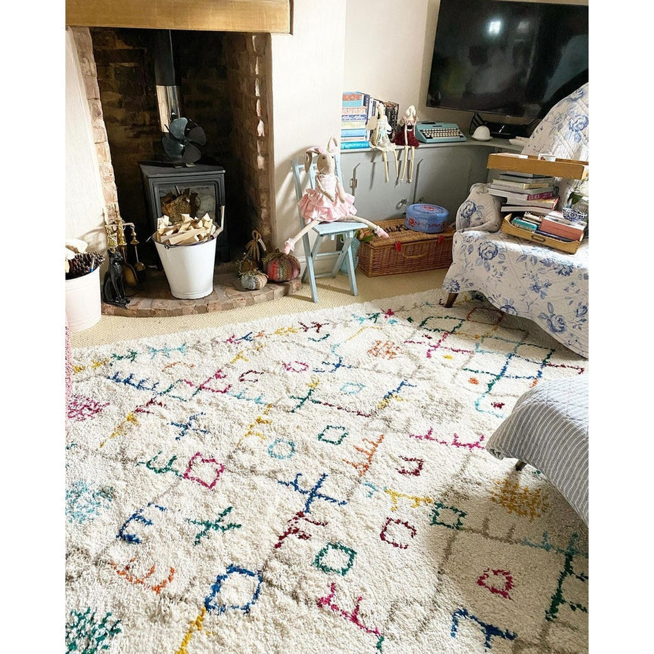 Rugging It: From Style to Savings - The Benefits of Using an Inexpensive Rug Instead of an Expensive Fitted Carpet for Your Flooring Needs