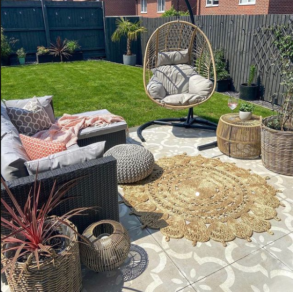 Taking the Indoors Out: Using a Jute Rug to Add Natural Charm to Your Outdoor Space