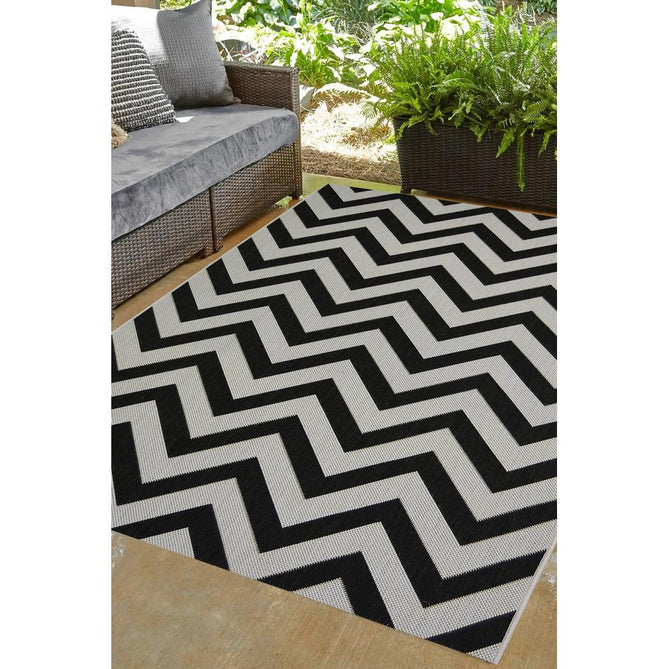 County Chevron Black In-Outdoor Flatweave Runner