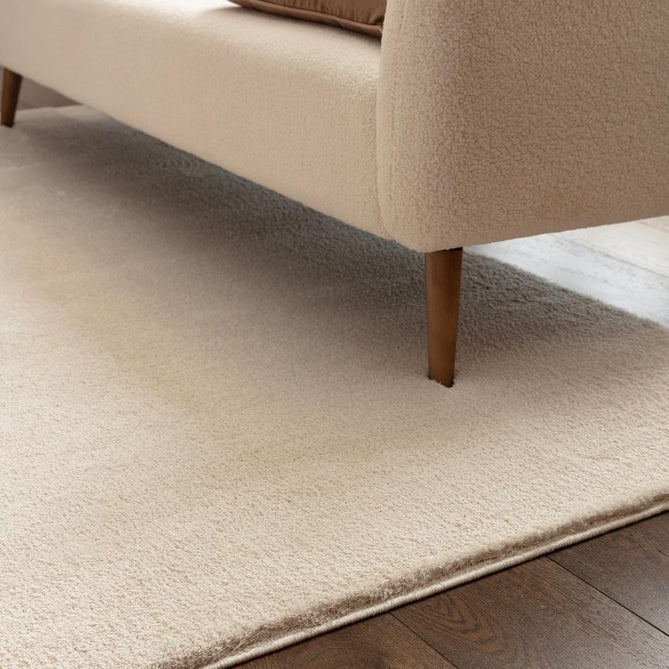 Como Plush Plain Super-Soft Silky Shimmer High-Density Mid-Height Fine-Yarn Textured Polyester Shaggy Ivory Rug