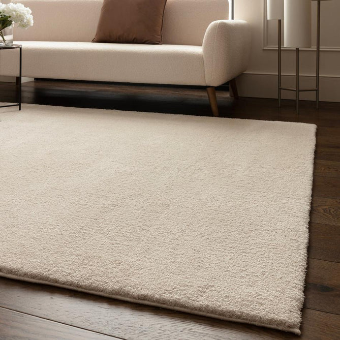 Como Plush Plain Super-Soft Silky Shimmer High-Density Mid-Height Fine-Yarn Textured Polyester Shaggy Ivory Rug